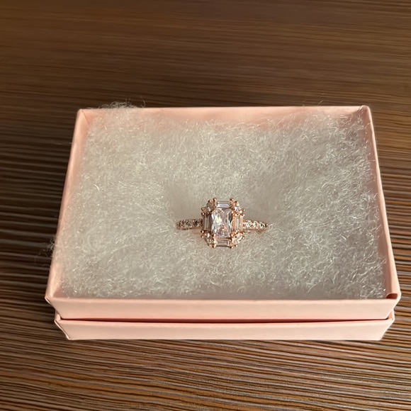 Stunning diamond cubic zirconia ring on .925 solid sterling silver! - Picture 3 of 4